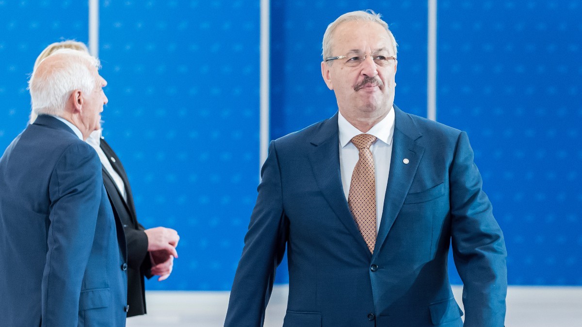 Europarlamentarul PSD Vasile Dîncu în timpul unui eveniment oficial la Comisia Europeană, poartă un costum albastru și o cravată portocalie