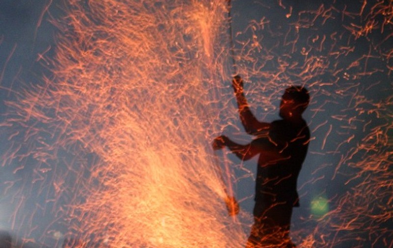 Video: Spectacol de foc în Parcul Izvor