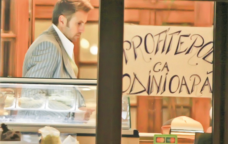 Gătit «la patru ace», Cătălin Botezatu a dat, într-una din serile trecute, pe la cofetărie. Pentru cine o fi luat tort?