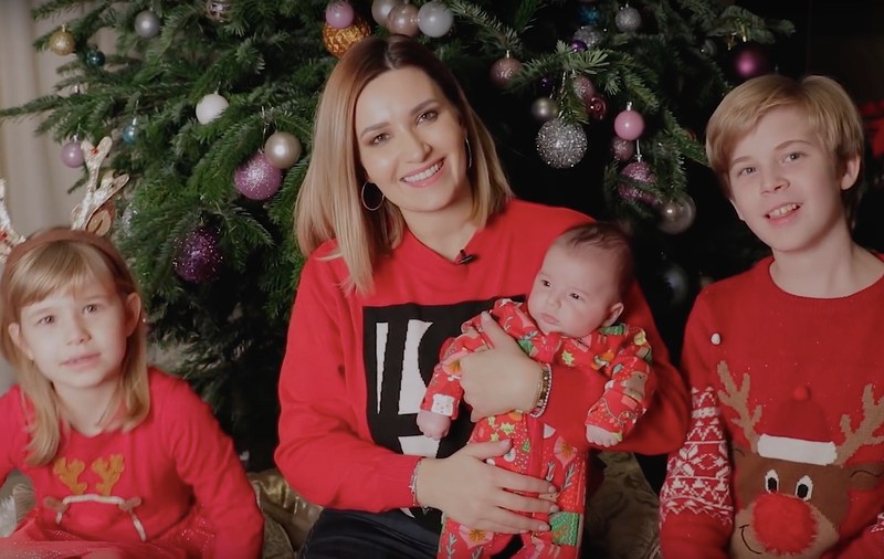 VIDEO/ Ela Crăciun colindă alături de cei trei copii