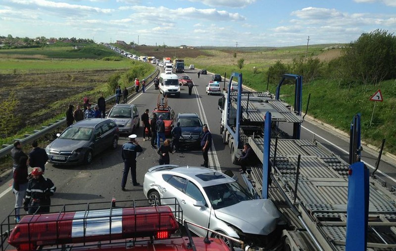 Carambol cu 8 mașini și un TIR la ieșirea din Craiova, din cauza unui incendiu de vegetație