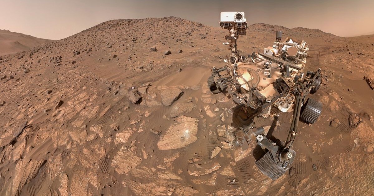 Această imagine furnizată de NASA arată roverul Perseverance al NASA pe Marte realizând un selfie, compus din 62 de imagini individuale, pe 23 iulie 2024.