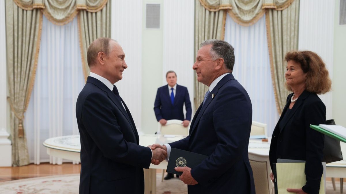 Vladimir Putin și Steve Witkoff dau mâna, înaintea unei întâlniri la Moscova, Rusia, 6 august 2026