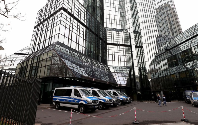 Percheziții de amploare la Deutsche Bank într-un dosar de spălare de bani. Totul a început de la Panama Papers