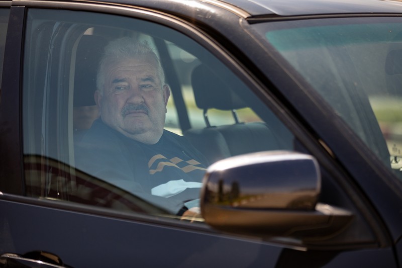 Fostul primar, Ion Stănescu, ieșind din curtea casei. Foto: Eli Driu / Libertatea