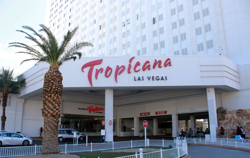 Legendarul cazinou Tropicana din Las Vegas, cu o istorie de 67 de ani, va fi demolat. Turnurile luxoasei clădiri se vor prăbuși într-un „eveniment exploziv unic”