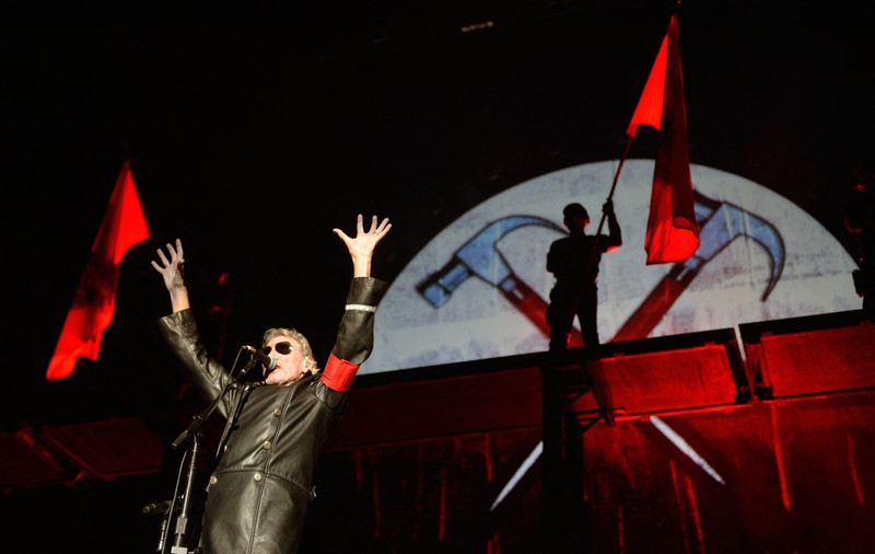 Roger Waters, anchetat de poliția germană pentru incitare la ură, după ce a purtat la un concert din Berlin o uniformă nazistă