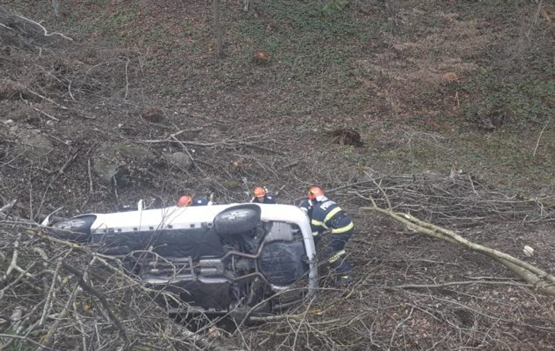 Patru oameni au căzut cu mașina în prăpastie, pe Valea Oltului, după ce șoferul a lovit un cap de pod. VIDEO