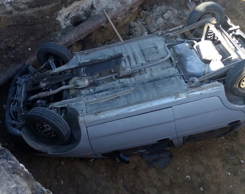 UPDATE: Un pensionar de 78 de ani a căzut într-o groapă cu mașina, în Constanța. Unul dintre muncitorii care făceau lucrări a fost rănit | FOTO