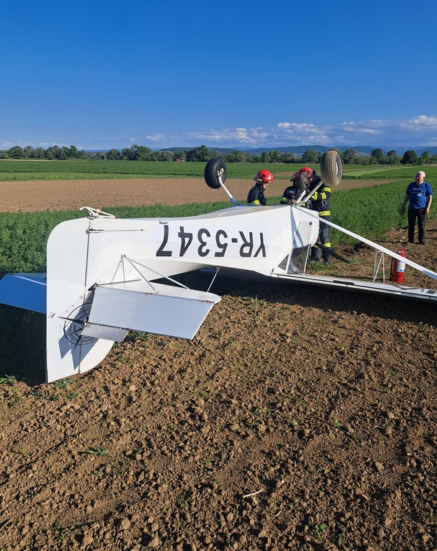 Pilotul unui avion de mici dimensiuni, nevoit să aterizeze forțat pe un câmp din Alba. Motivul incidentului