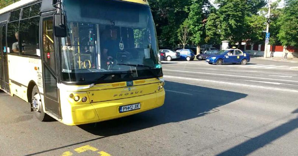Geamul autobuzului din care o fată a căzut în timpul mersului la Ploiești fusese schimbat anul trecut