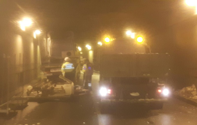 EXCLUSIV / Și-a ”cojit” duba de tavanul Pasajului Unirii. Ghinionistul șofer nu a ținut cont de înălțimea trecerii subterane și s-a blocat în interior