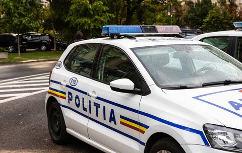 Un bărbat ar fi dat mai multe spargeri în Craiova și ar fi fugit cu bani, telefoane și acte din apartamente și magazine din oraș