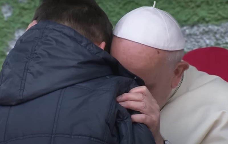 Răspunsul dat de Papa Francisc unui băiețel în 2018, care l-a întrebat plângând: „Este tata în rai?” VIDEO