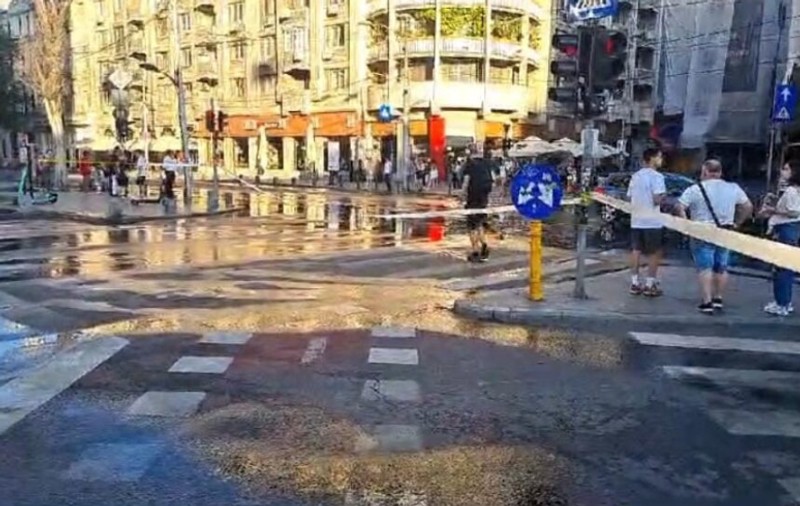 Trafic restricţionat până miercuri pe Calea Victoriei din Capitală, după ce o avarie la rețeaua de apă a inundat șoseaua