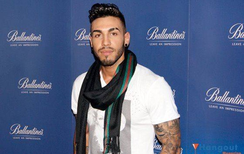 Alex Velea face show cu 20 de manechine aproape goale