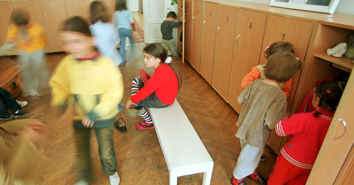 Copiii se pregatesc de plecarea acasa, vineri 11 mai 2004, intr-o gradinita cu program redus, din Bucuresti. Micutii isi verifica dulapurile si se imbraca pentru a pleca