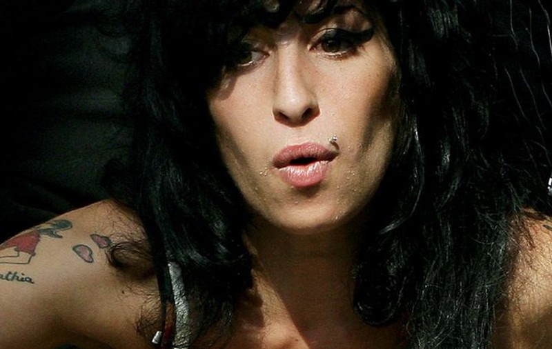 Amy Winehouse le-a făcut cinste clienţilor unui bar cu tequila