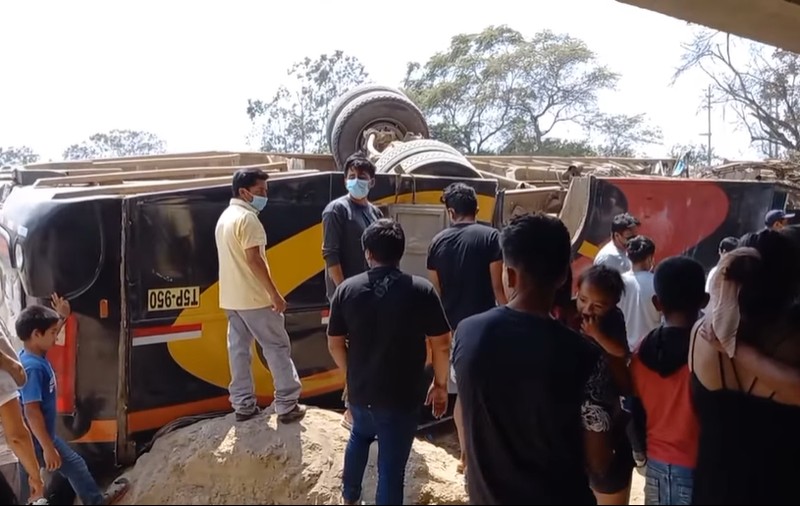 Un autobuz plin cu muncitori a căzut de pe un pod, în Peru. Cel puțin o persoană a murit și alte 20 au fost rănite
