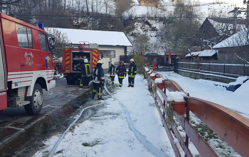 UPDATE: O casă şi o pensiune din Moieciu de Sus au luat foc. Incendiul, stins după mai bine de 13 ore| FOTO&VIDEO