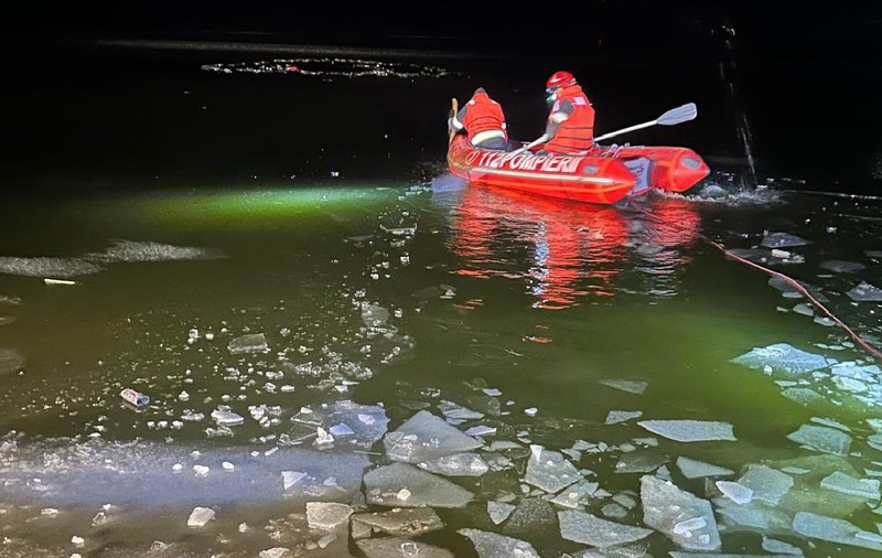 Doi copii din Vaslui, frate și soră, au murit înecați după ce gheața lacului Tăcuta s-a rupt sub ei. Ieșiseră la colindat