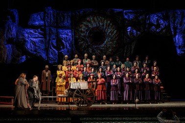 Corul operei își schimbă de patru ori costumele în timpul piesei