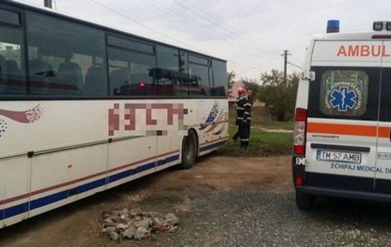 Șofer din Timiș, strivit de autobuzul pe care-l repara. Bărbatul a murit