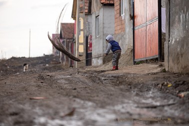 Copiii din Apaţa sunt obişnuiţi cu noroiul şi încearcă să vadă partea lui distractivă