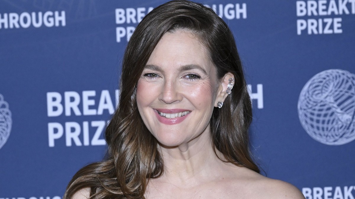 Drew Barrymore cu zâmbetul pe buze la un eveniment