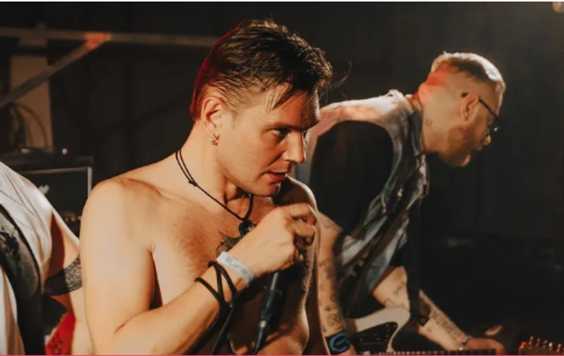 Un nou scandal în Rusia, după ce solistul trupei punk Puppies a cântat gol într-un club din Skt. Petersburg, apoi a fost arestat: „Să facă show la pușcărie”