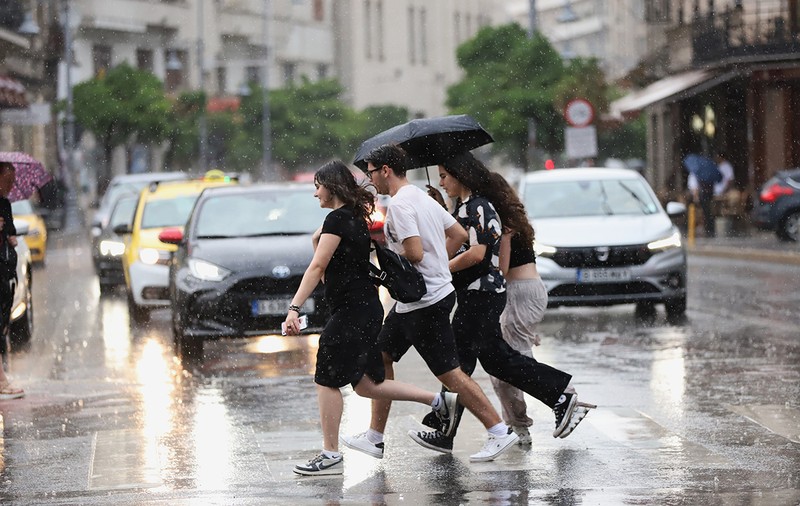 Cod galben şi cod portocaliu de furtuni în mai multe judeţe din ţară. Harta zonelor vizate