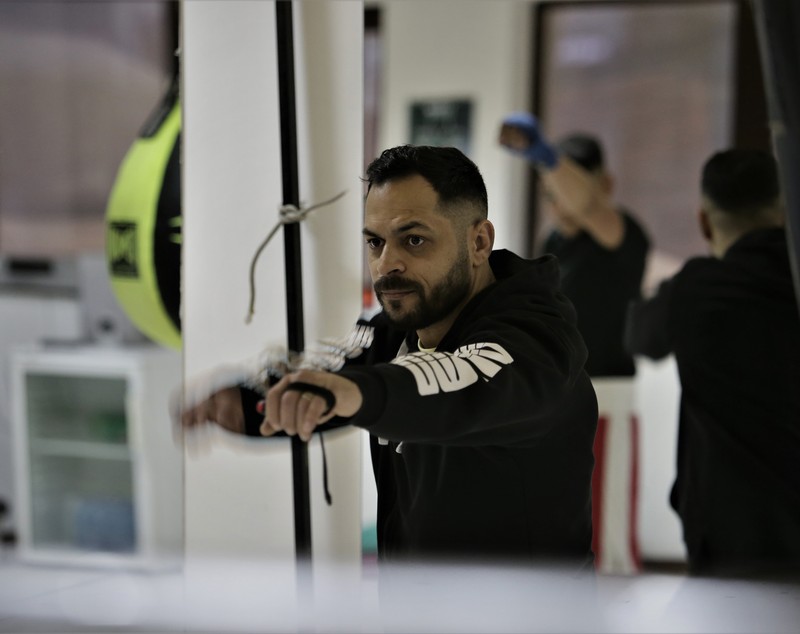 Fight Club de Pipera! Într-o sală din nordul Capitalei, un fost boxer învață mai mulți copii să devină campioni, iar pe corporatiști - să se apere: „Aici ei sunt familia mea”