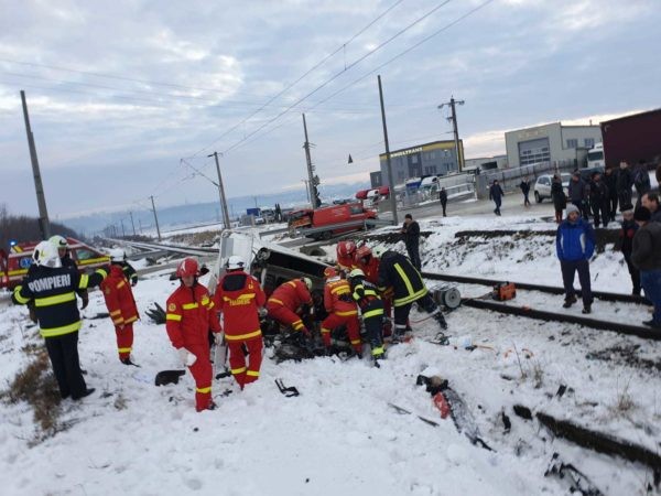Pompierii intervin pentru a descarcera victimele / foto: Obiectiv de Suceava