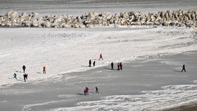 marea-neagra-inghetata-constanta-februarie-2012