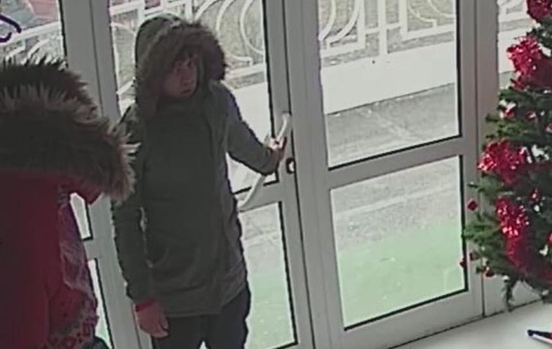 Un tânăr care a sustras peste o mie de lei strânşi din donaţii de un salon şi destinaţi Asociaţiei "Help Lăbuş" este căutat de poliţişti