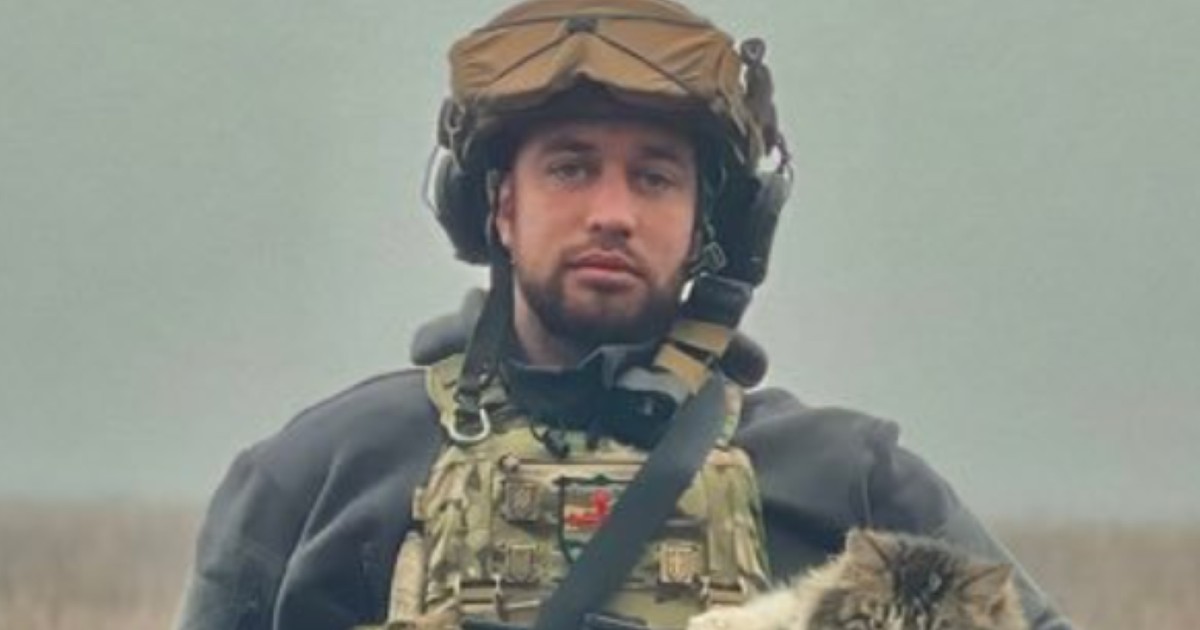 Poză cu soldatul ucrainean îmbrăcat în uniformă militară