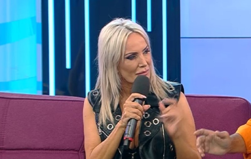 Daniela Gyorfi a rămas fără hainele de scenă și microfon