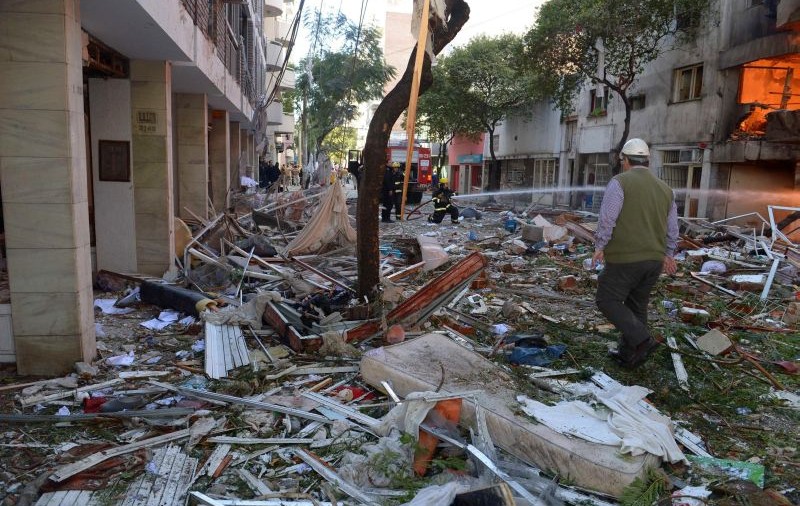 Tragedie în Argentina! Un bloc de locuinţe, devastat de o explozie puternică - FOTO