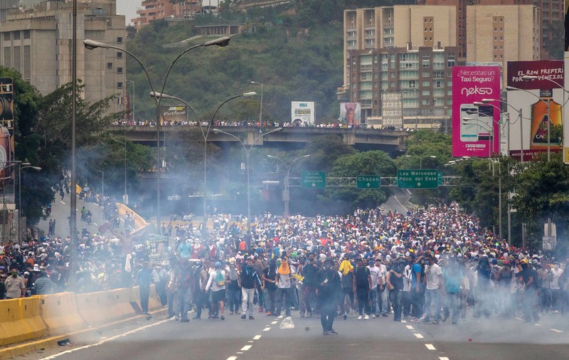 Lupte de stradă în Venezuela. Protestele anti-Maduro au devenit din nou violente | FOTO