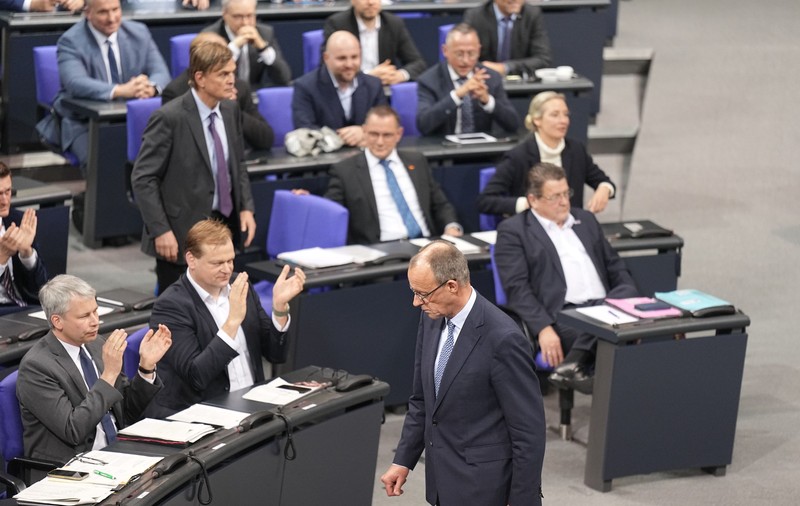 Tensiuni în Bundestag, unde tradiția necooperării cu extremiștii de dreapta a căzut la o moțiune antiimigrație. O „eroare de neiertat”, denunță Olaf Scholz