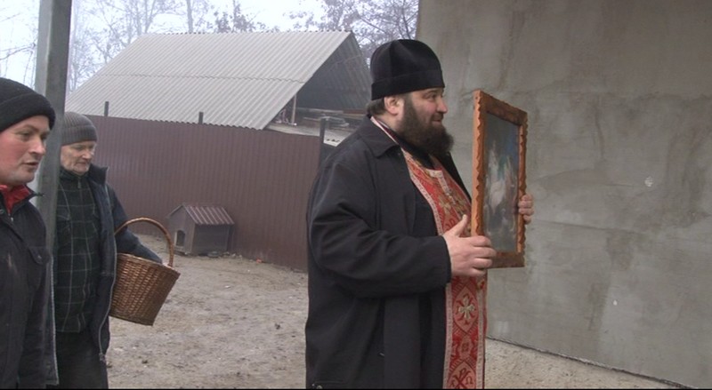 Preoții sfințesc casele