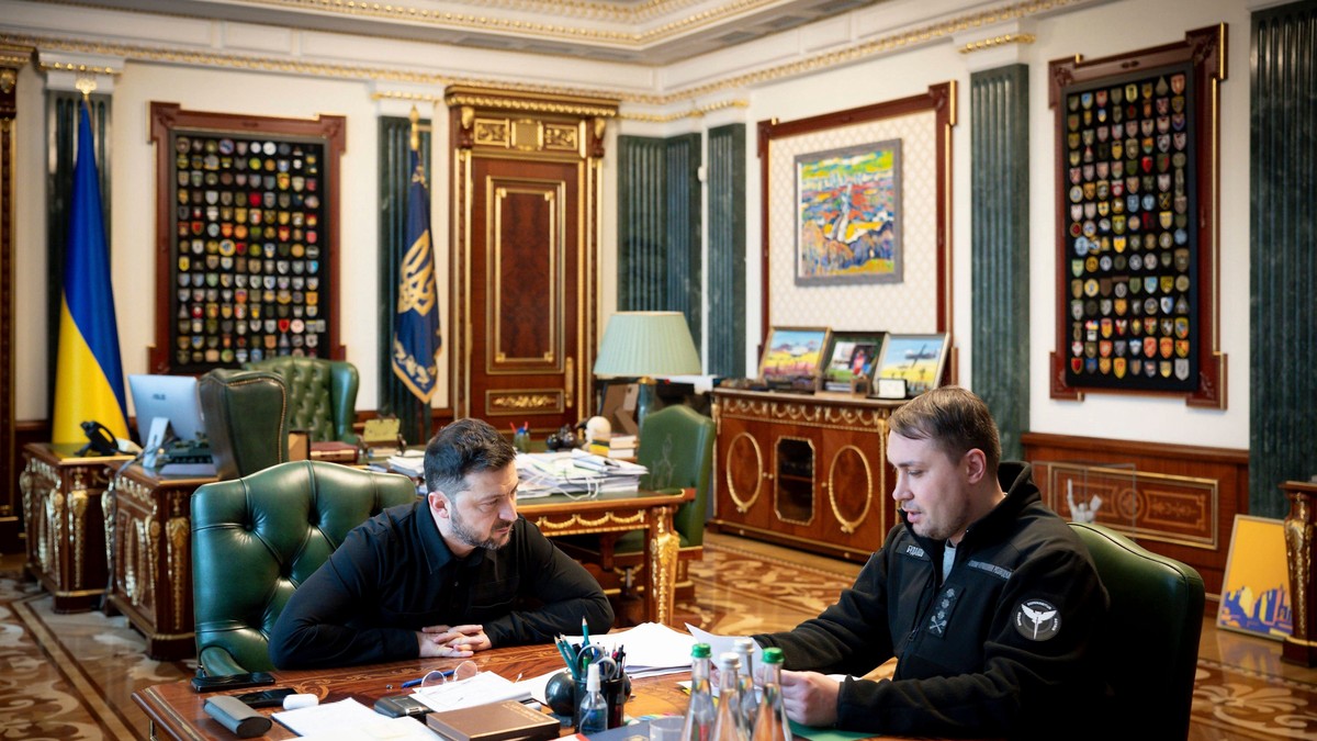Volodimir Zelenski (stânga) și Kirilo Budanov, într-o discuție la Palatul Mariinski, sediul Președințieii Ucrainei Foto: Imago