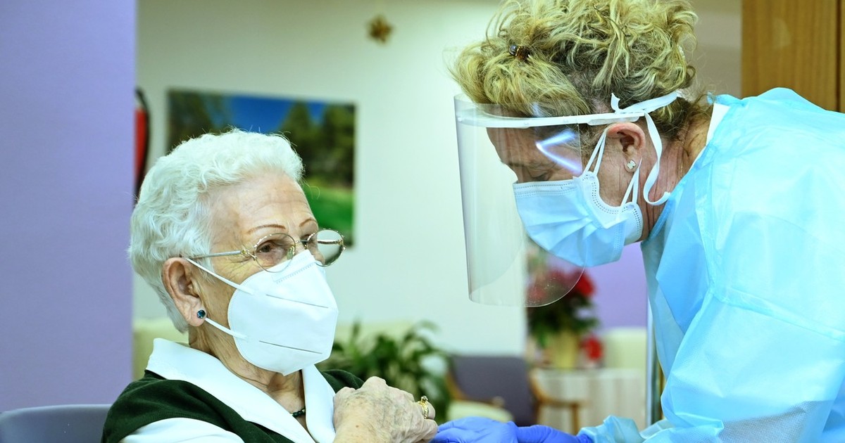 În Spania vaccinarea a început în centrul de îngrijire a vârstnicilor Los Olmos din Guadalajara. Prima doză i-a fost administrată lui Araceli Hidalgo, care la 96 de ani. Foto Profimedia