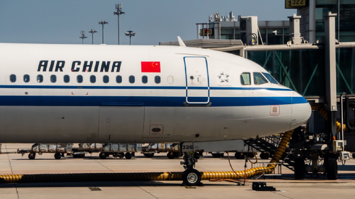 Airbusul A321 al companiei Air China, staționat la aeroport