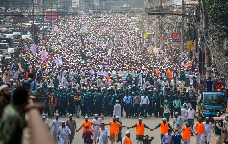 Peste 40.000 de oameni au manifestat împotriva președintelui Franței, Emmanuel Macron, în Bangladesh: “Se închină lui Satan”