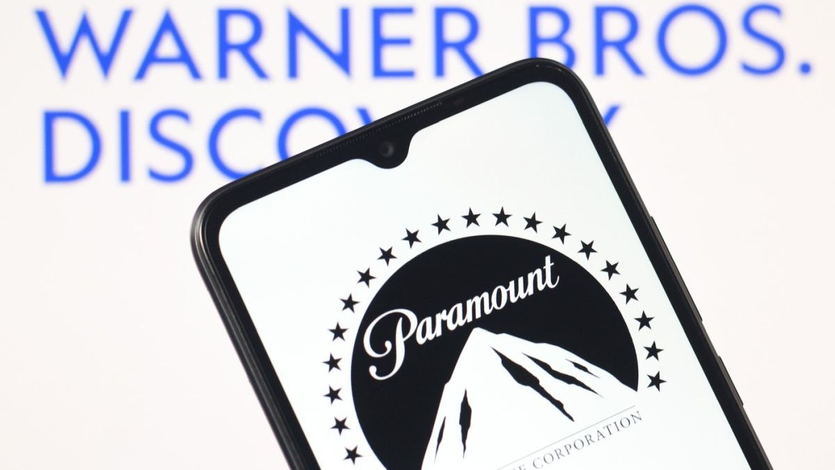 Sigla Paramount este afișată pe ecranul unui smartphone, iar sigla Warner Bros Discovery este în fundal, 9 decembrie 2025