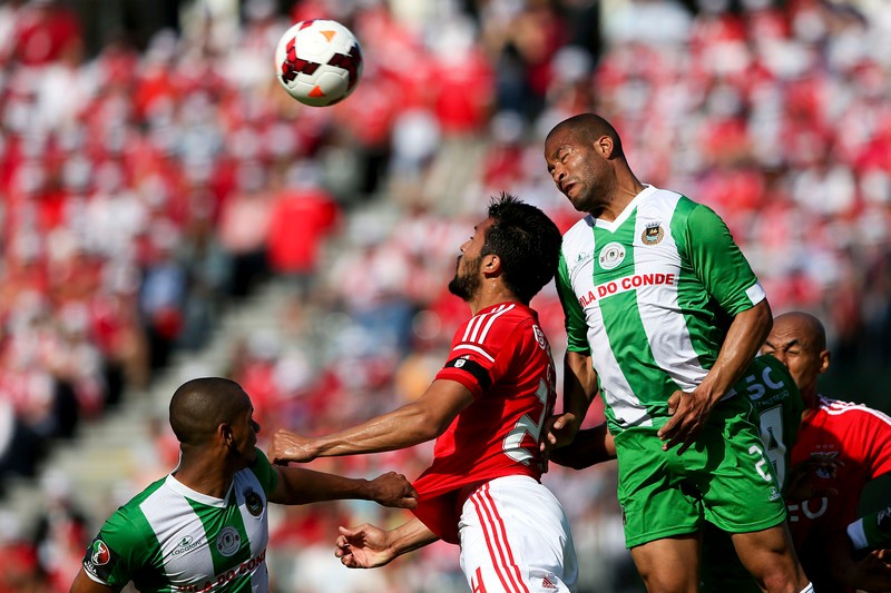 epa04212885 Benfica player Ezequiel Garay (C) in action against Rodriguez (R) of Rio Ave during the Portuguese Cup Final match at Jamor Stadium, Oeiras, Portugal, 18 May 2014. EPA/JOSE SENA GOULAO
