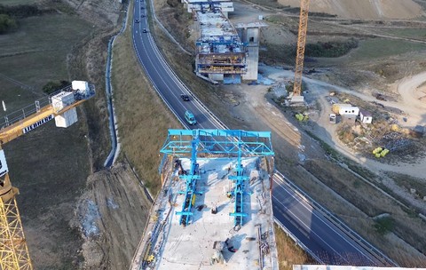 La construcția unui pasaj se folosește un cofraj metalic mobil, cu ajutorul unei macarale uriașe