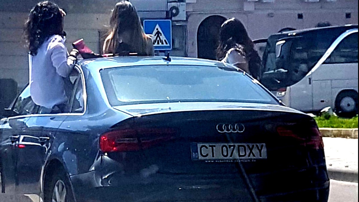 Fetele ieșite pe jumătate din mașină, la Constanța, au fost amendate