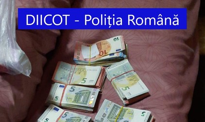O parte din banii găsiți de polițiști la domiciliile suspecților de contrabandă FOTO DIICOT Galați